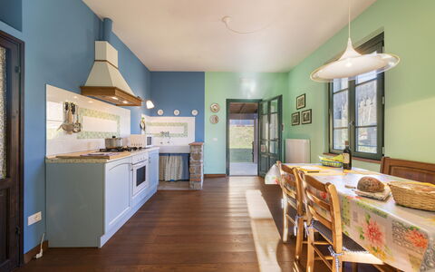 Villa Rosata: Cabinetry, Möbel, Countertop, Eigentum, Küche, Küchengerät, Holz, Beleuchtung, Interior Design, Die Architektur