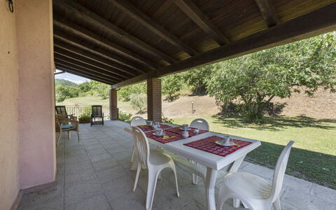 Villa Rosata: Pflanze, Tabelle, Schatten, Baum, Stuhl, Holz, Gartenmöbel, Gebäude, Tisch Im Freien, Freizeit