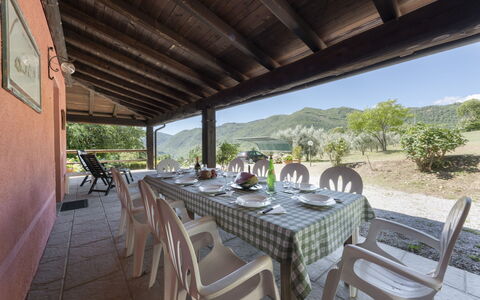Villa Rosata: Tabelle, Möbel, Pflanze, Eigentum, Stuhl, Himmel, Holz, Geschirr, Baum, Interior Design
