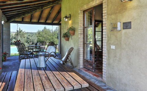 Villa Le Selvole: Eigentum, Stuhl, Pflanze, Azurblau, Holz, Veranda, Interior Design, Blumentopf, Gebäude, Hütte
