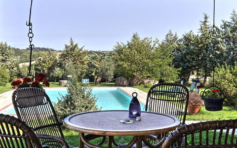 Villa Le Selvole: Pflanze, Wasser, Himmel, Tabelle, Möbel, Eigentum, Azurblau, Natur, Stuhl, Schwimmbad