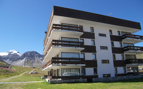 Tignes 240: Himmel, Gebäude, Eigentum, Fenster, Pflanze, Berg, Die Architektur, Gras, Urban Design, Eigentumswohnung
