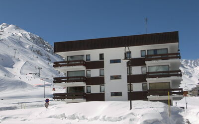 Tignes 240: Himmel, Gebäude, Schnee, Eigentum, Fenster, Steigung, Einfrieren, Haus, Urban Design, Geologisches Phänomen
