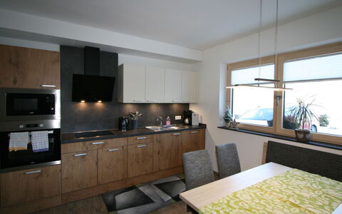 Nina: Eigentum, Möbel, Fenster, Cabinetry, Countertop, Holz, Interior Design, Fussboden, Flooring, Wohnzimmer