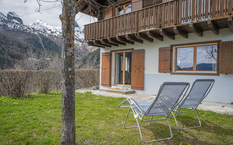 Phipalo: Pflanze, Gebäude, Tabelle, Möbel, Fenster, Haus, Gartenmöbel, Holz, Schatten, Baum