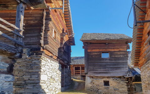 Rustico Bel Panorama: Himmel, Gebäude, Fenster, Holz, Haus, Backstein, Fassade, Dach, Strassenbelag, Mauerwerk