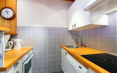 Le 2100 a et B (Lavachet) 245.9: Zimmer, Eigentum, Gelb, Fliese, Interior Design, Orange, Countertop, Sinken, Haus, Küche