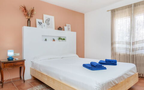 El Suro: Möbel, Bett, Interior Design, Schlafzimmer, Bedding, Bettdecke, Wand, Fussboden, Flooring, Holz