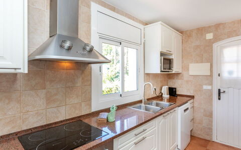 El Suro: Küche, Countertop, Cabinetry, Küchengerät, Major Appliance, Flooring, Möbel, Holz, Interior Design, Zuhause