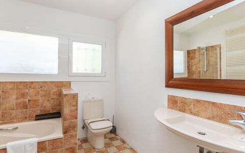 El Suro: Flooring, Armatur, Wand, Fussboden, Badezimmer, Interior Design, Toilette, Bad Sink, Decke, Toilleten Sitz