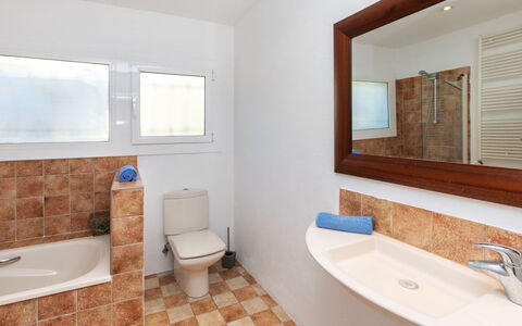 El Suro: Spiegel, Zapfhahn, Armatur, Eigentum, Sinken, Bad Sink, Badezimmer, Blau, Holz, Rechteck