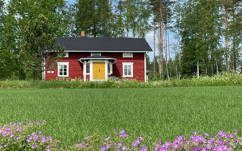 Myllylä: Bett, Möbel, Schlafzimmer, Interior Design, Bedding, Bettdecke, Flooring, Holz, Fussboden, Zimmer