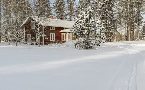 Myllylä: Bett, Möbel, Schlafzimmer, Interior Design, Bedding, Bettdecke, Flooring, Holz, Fussboden, Zimmer