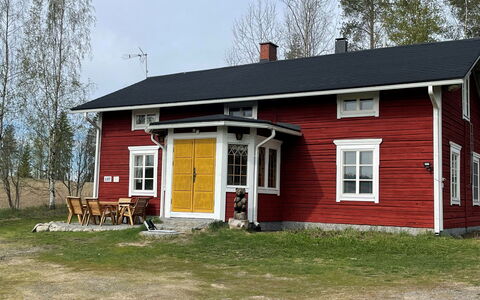 Myllylä: Bett, Möbel, Schlafzimmer, Interior Design, Bedding, Bettdecke, Flooring, Holz, Fussboden, Zimmer