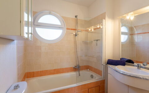Le Mas D'Esquières 16: Badewanne, Armatur, Eigentum, Zapfhahn, Badezimmer, Dusche, Flooring, Interior Design, Fussboden