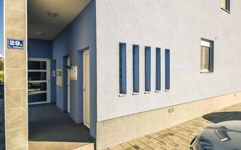 Mare: Fenster, Gebäude, Schatten, Rechteck, Automobil-Außen, Urban Design, Grundeigentum, Tür, Fassade, Tönungen Und Schatten