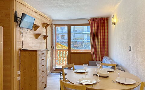 Tignes 310: Holz, Wohnung, Decke, Zimmer, Holzbeize, Cabinetry, Hartholz, Schublade, Sperrholz, Holz