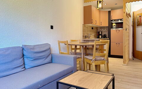 Tignes 310: Flooring, Interior Design, Fussboden, Möbel, Holz, Zimmer, Decke, Wohnung, Wohnzimmer, Holzbeize