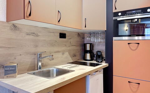 Tignes 310: Küchengerät, Küche, Countertop, Cabinetry, Major Appliance, Spüle, Haushaltsgerät, Möbel, Holz, Interior Design