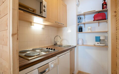 Tignes 310: Cabinetry, Gebäude, Eigentum, Countertop, Herd, Holz, Küche, Regal, Interior Design, Küchengerät