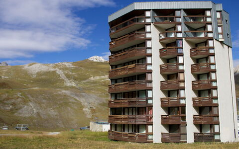 Tignes 315: Himmel, Wolke, Gebäude, Fenster, Turm, Urban Design, Gras, Tower Block, Eigentumswohnung, Haus