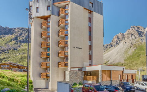 Tignes 315: Himmel, Gebäude, Pflanze, Rad, Fahrzeug, Urban Design, Stadt, Kraftfahrzeug