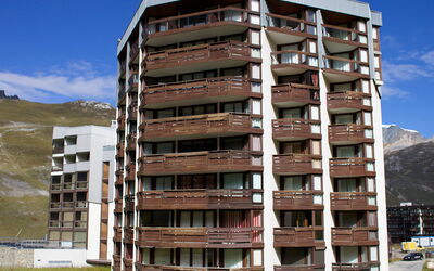 Tignes 315: Himmel, Gebäude, Eigentum, Wolke, Tower Block, Die Architektur, Urban Design, Eigentumswohnung, Fenster, Wohngebiet