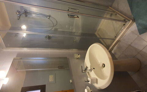Bianca: Sinken, Zapfhahn, Badezimmer, Armatur, Bad Sink, Holz, Toilette, Dusche, Toilleten Sitz, Fussboden