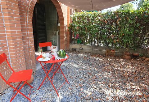 Bianca: Eigentum, Möbel, Tabelle, Pflanze, Gartenmöbel, Stuhl, Tisch Im Freien, Gebäude, Schatten, Holz