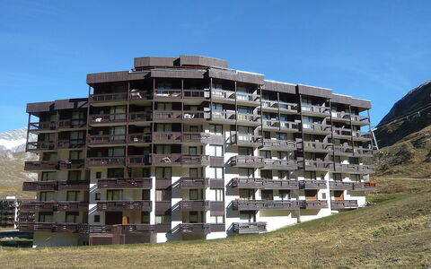 Tignes 320: Himmel, Gebäude, Pflanze, Urban Design, Wohngebiet, Tower Block, Fassade, Fenster, Baum, Grundeigentum