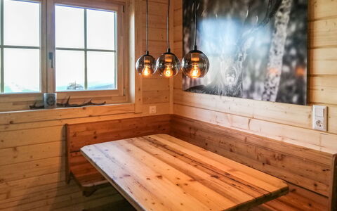 Chalet Amsel: Möbel, Fenster, Tabelle, Gebäude, Holz, Interior Design, Holzbeize, Stuhl, Fussboden, Flooring