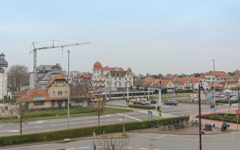 Carnac View - Top Floor Appartment: Himmel, Gebäude, Strassenlicht, Strassenbelag, Fahrzeug, Baum, Urban Design, Pflanze, Durchgangsstrasse, Asphalt
