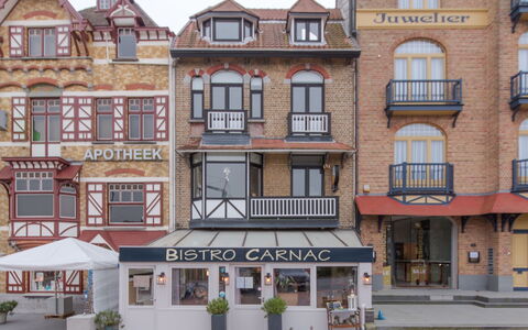 Carnac View - Top Floor Appartment: Pflanze, Fenster, Gebäude, Eigentum, Blumentopf, Urban Design, Nachbarschaft, Zimmerpflanze, Grundeigentum, Eigentumswohnung