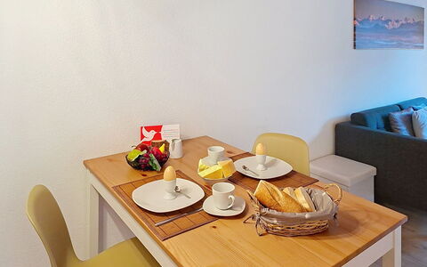 Schwendi 3: Möbel, Flooring, Interior Design, Holz, Fussboden, Tabelle, Zimmer, Küche & Esszimmer Tisch, Esszimmer, Stuhl