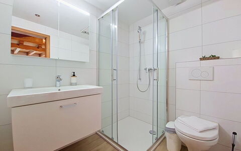 Schwendi 3: Badezimmer, Armatur, Flooring, Interior Design, Bad Sink, Fussboden, Badezimmerschrank, Sinken, Zapfhahn, Installation
