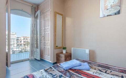 Port Salins: Eigentum, Gebäude, Azurblau, Bilderrahmen, Holz, Textil, Fenster, Interior Design, Komfort