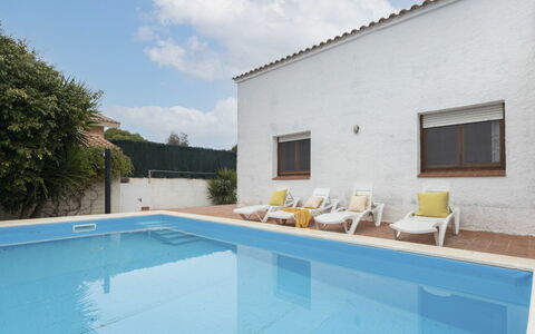 Lucky: Wasser, Himmel, Wolke, Gebäude, Schwimmbad, Pflanze, Fenster, Azurblau, Schatten, Gras