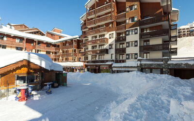 Tignes 330: Himmel, Gebäude, Eigentum, Schnee, Fenster, Einfrieren, Haus, Nachbarschaft, Urban Design, Wohngebiet