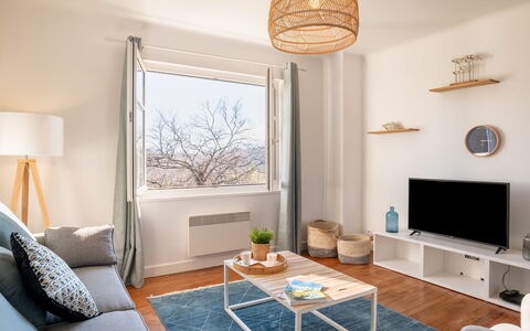 Errepira: Eigentum, Möbel, Tabelle, Couch, Blau, Azurblau, Holz, Fenster, Komfort, Beleuchtung
