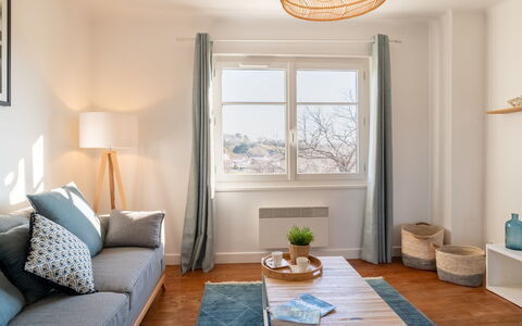 Errepira: Eigentum, Möbel, Tabelle, Azurblau, Holz, Fenster, Textil, Beleuchtung, Interior Design