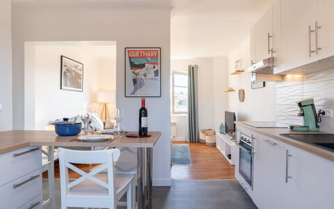 Errepira: Möbel, Cabinetry, Tabelle, Countertop, Holz, Stuhl, Flooring, Küche, Fussboden, Schreibtisch