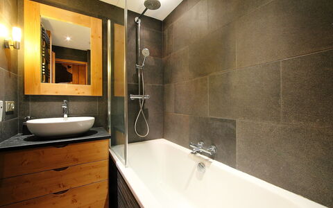 Tignes 340: Badezimmer, Zimmer, Eigentum, Zapfhahn, Interior Design, Fliese, Sinken, Armatur, Badezimmerschrank, Wand
