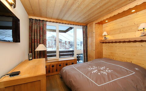 Tignes 340: Zimmer, Möbel, Eigentum, Schlafzimmer, Bett, Interior Design, Gebäude, Decke, Hartholz, Holz