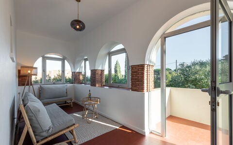 Lou Niou: Eigentum, Couch, Schatten, Pflanze, Holz, Veranda, Fenster, Interior Design, Fussboden, Studio Couch