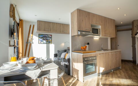 Tignes 345: Countertop, Cabinetry, Herd, Küchengerät, Holz, Küche, Interior Design, Herd, Flooring