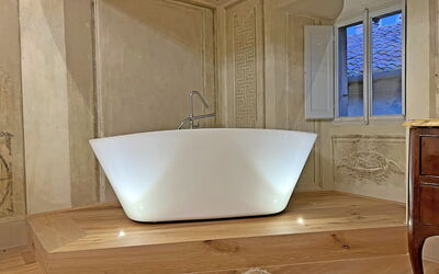 Suite Serena: Badewanne, Armatur, Fenster, Zapfhahn, Rechteck, Badezimmer, Gebäude, Interior Design, Holz, Haus