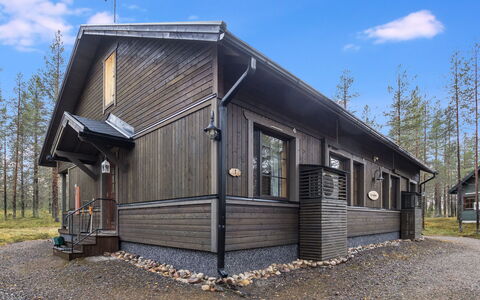 Kurunkynsi i: Bett, Möbel, Schlafzimmer, Interior Design, Bedding, Bettdecke, Flooring, Holz, Fussboden, Zimmer