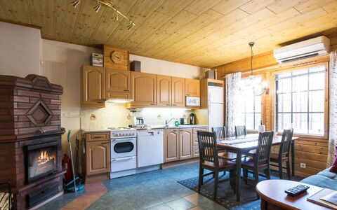 Kurunkynsi i: Bett, Möbel, Schlafzimmer, Interior Design, Bedding, Bettdecke, Flooring, Holz, Fussboden, Zimmer