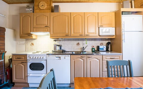 Kurunkynsi i: Bett, Möbel, Schlafzimmer, Interior Design, Bedding, Bettdecke, Flooring, Holz, Fussboden, Zimmer