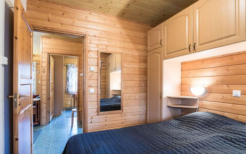 Kurunkynsi i: Bett, Möbel, Schlafzimmer, Interior Design, Bedding, Bettdecke, Flooring, Holz, Fussboden, Zimmer